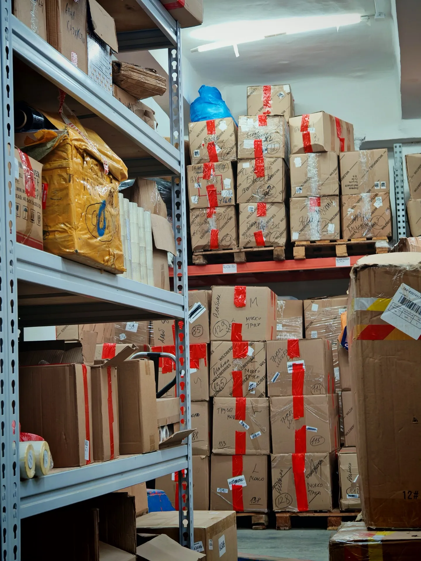 Склад Артём Доставка — стеллажи с товарами
